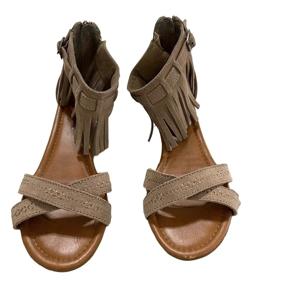 MINNETONKA Suede Ankle Fringe Low Wedge Sandals Zipper Back Taupe Brown Size 7